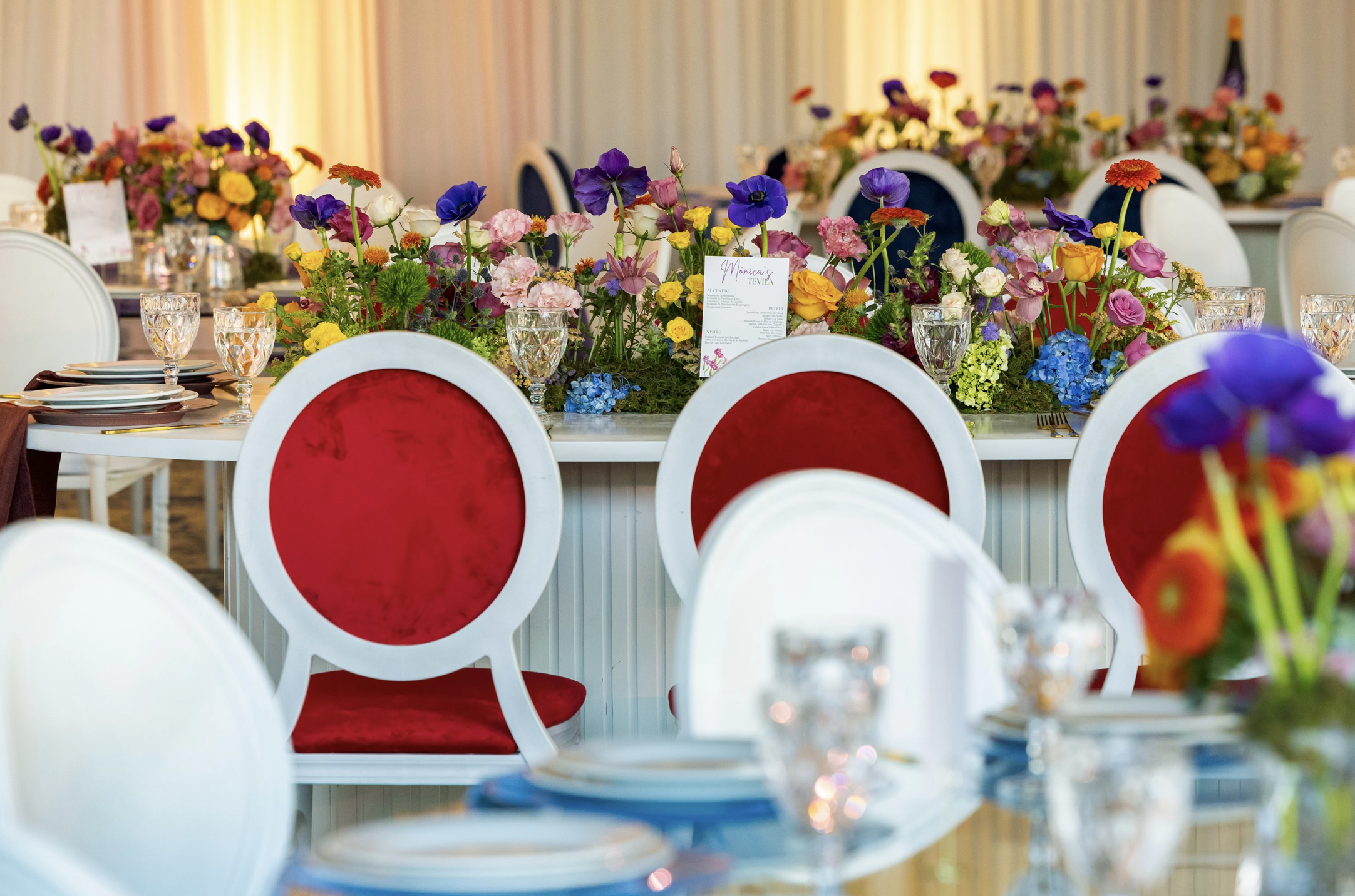 Luis XV Blanca con Cojines y respaldos rojos