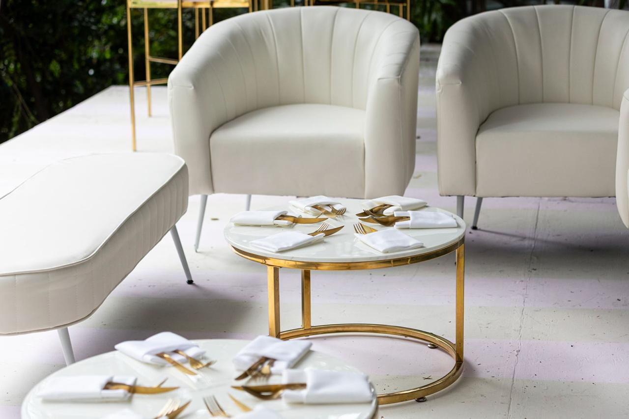 Sala Privé Blanca con Mesa Doble de Centro