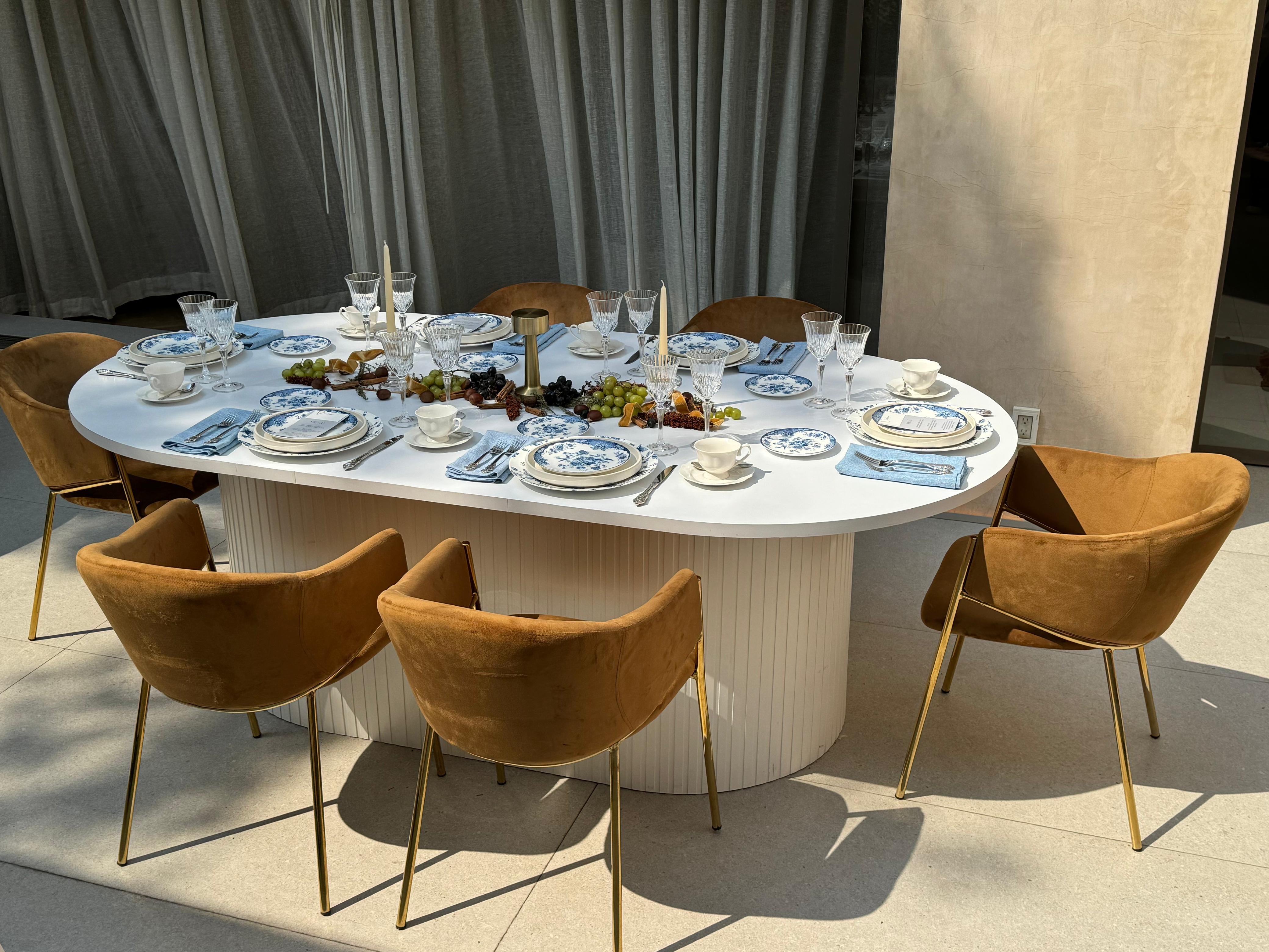 Mesa Ovalada Beluga