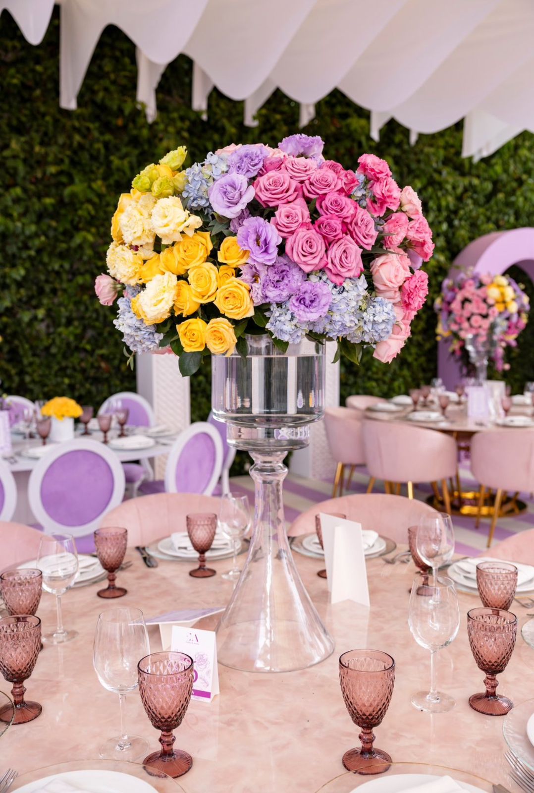 Cubierta circular dicori mármol rosa con base diamante dorada