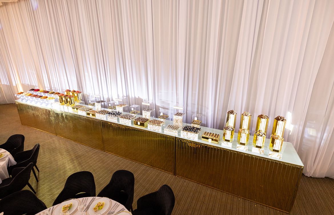 Barra Cromada Dorada con Cubierta de Cristal Blanco