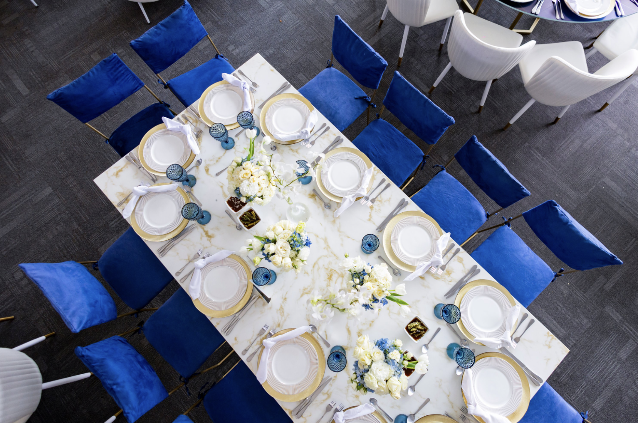 Cubierta rectangular de Cristal Tipo Mármol Calacatta Gold con Base Piramidal Dorada