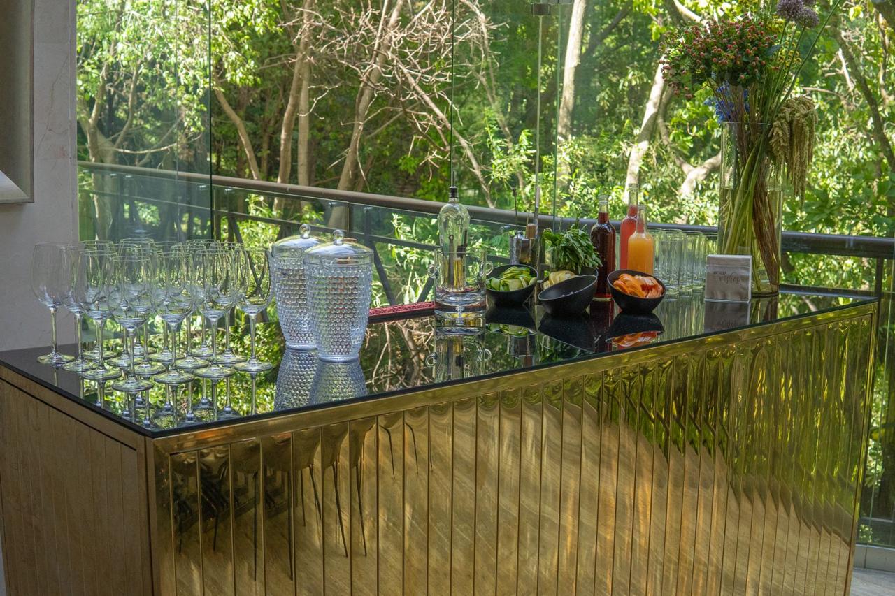 Barra Cromada Dorada con Cubierta de Cristal Blanco