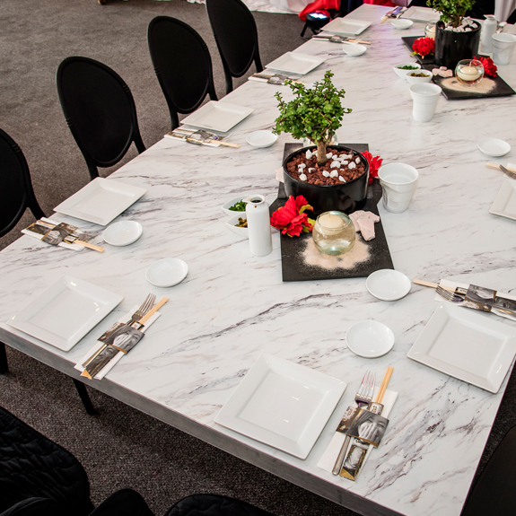 Mesa de formaica estilo mármol blanca