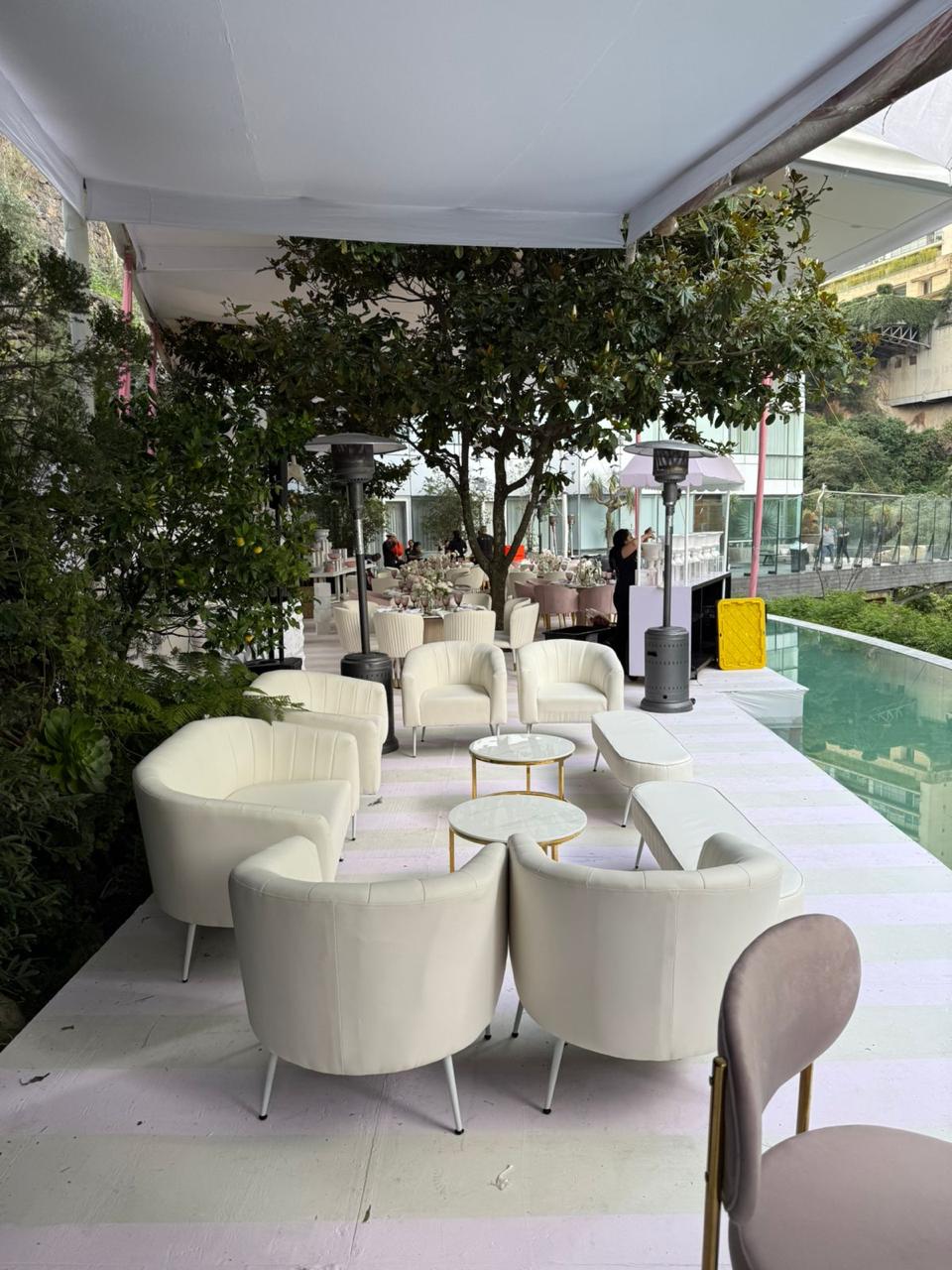 Sala Privé Blanca con Mesa Doble de Centro