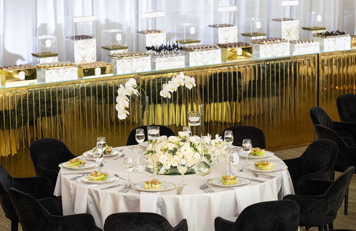 Barra Cromada Dorada con Cubierta de Cristal Blanco