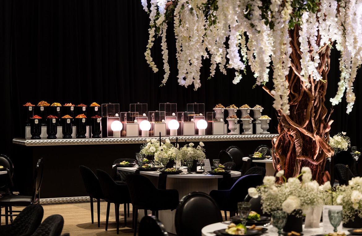 Barra Cromada Dorada con Cubierta de Cristal Negro