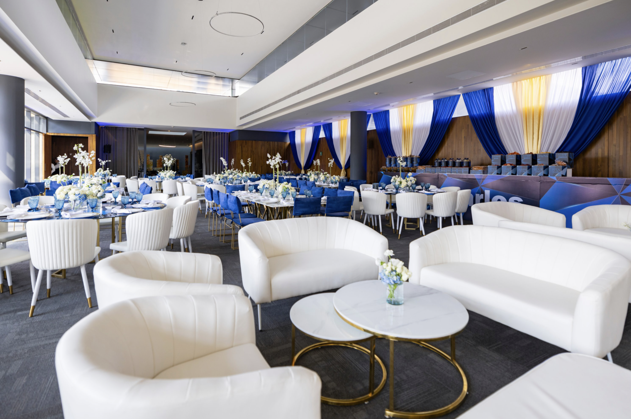 Sala Privé Blanca con Mesa Doble de Centro