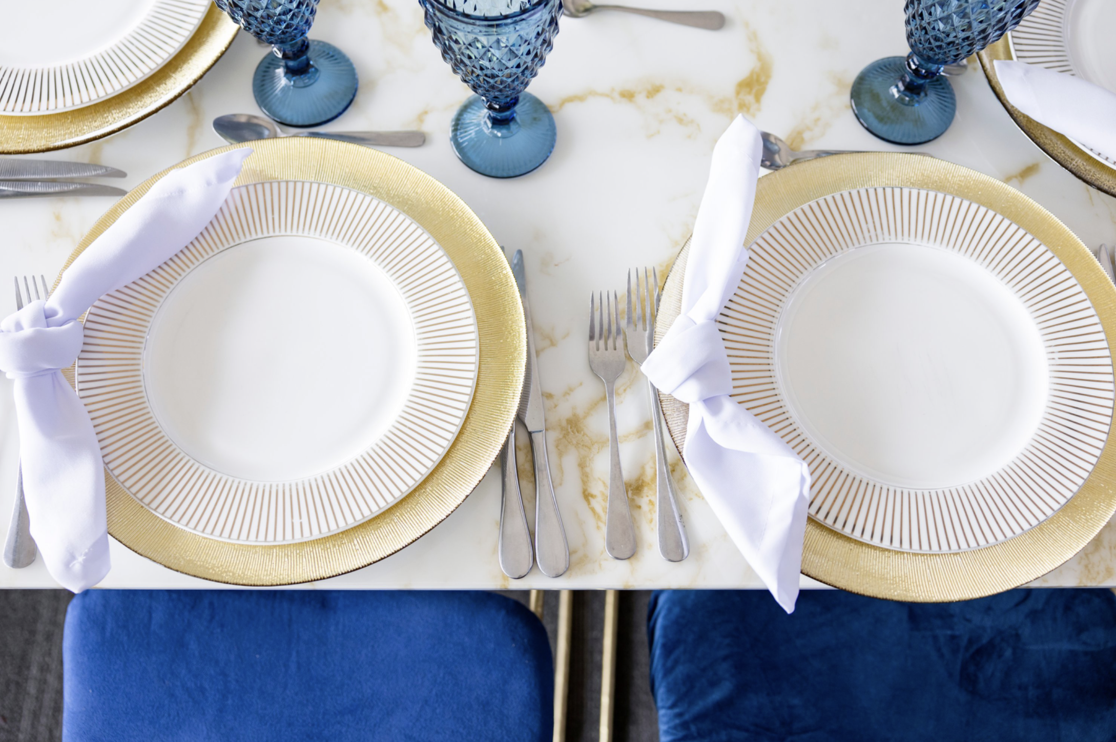 Cubierta rectangular tipo mármol blanco calacatta gold con base jaula oxford