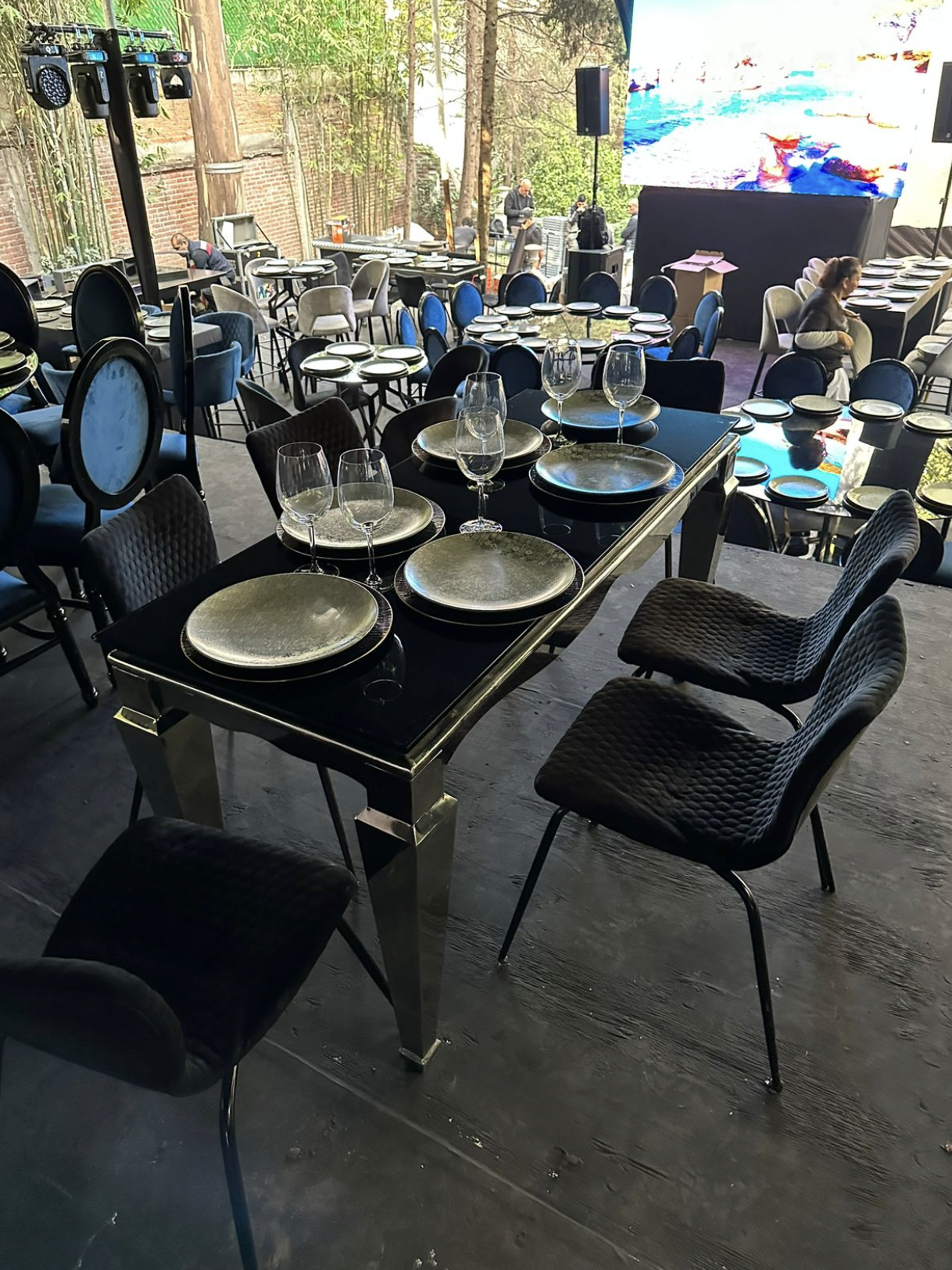 Mesa bar cromada con cubierta de cristal negro