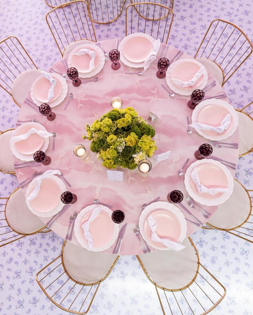 Cubierta circular tipo mármol rosa calacatta con base diamante dorada