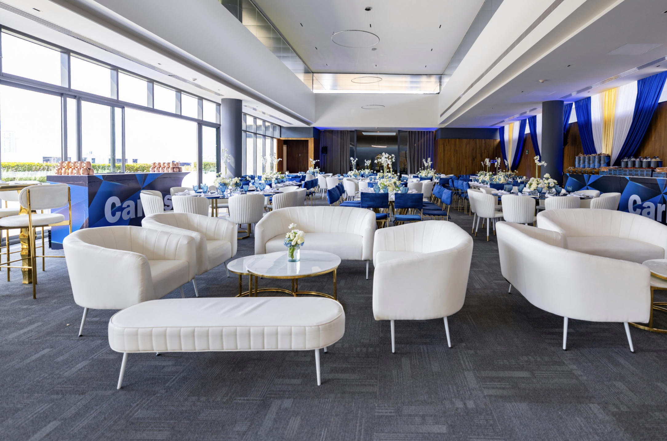 Sala Privé Blanca con Mesa Doble de Centro