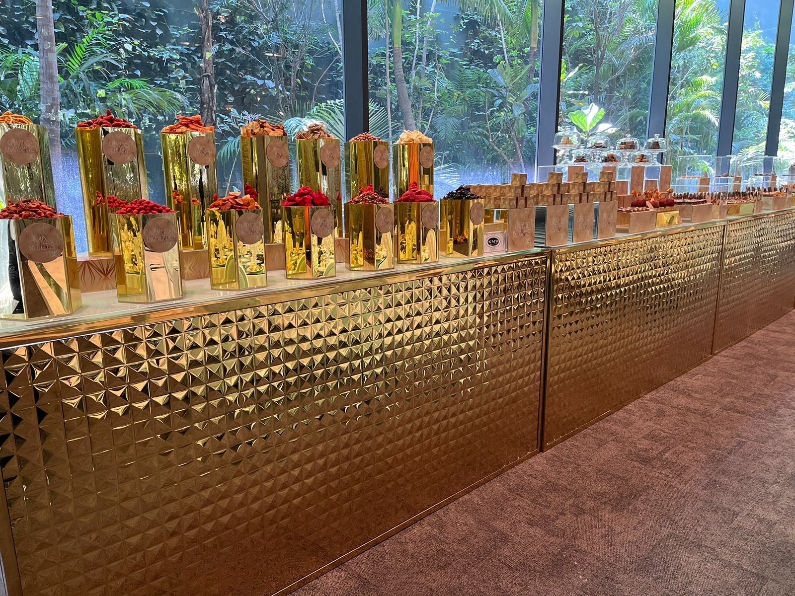 Barra Imperial Dorada con Cubierta de Cristal Blanco