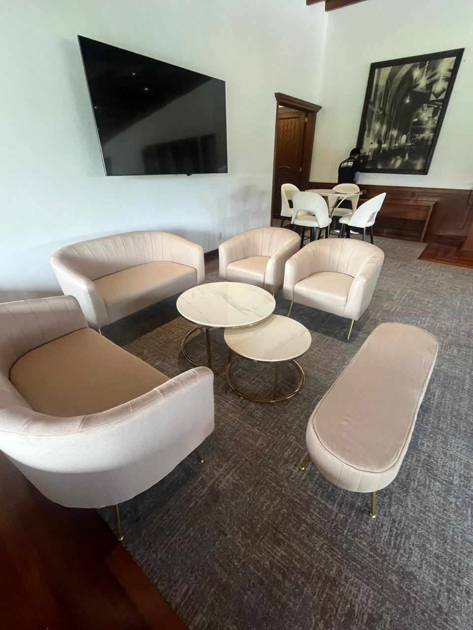 Sala Privé Beige con Mesa de Centro Doble