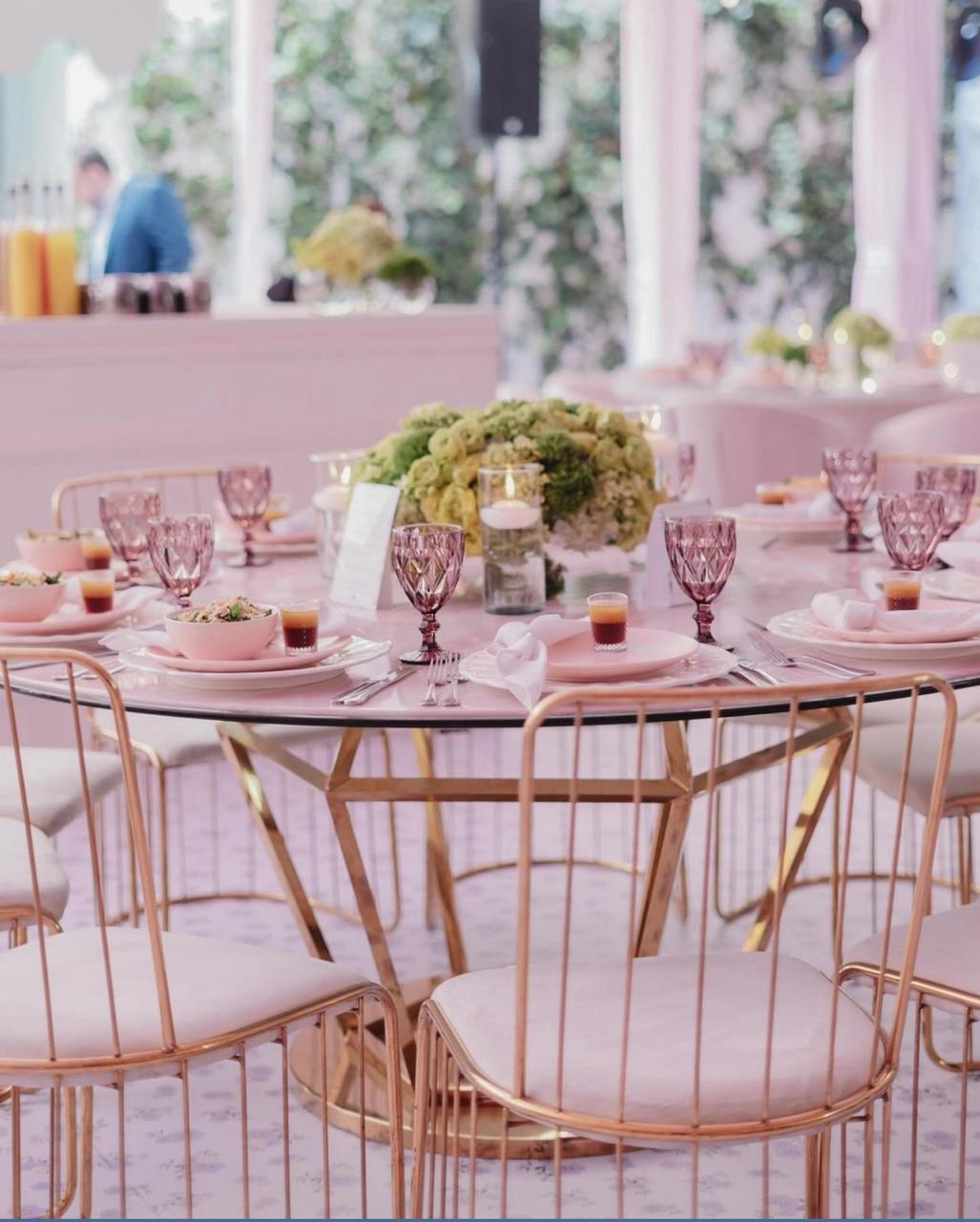 Cubierta circular tipo mármol rosa calacatta con base diamante dorada